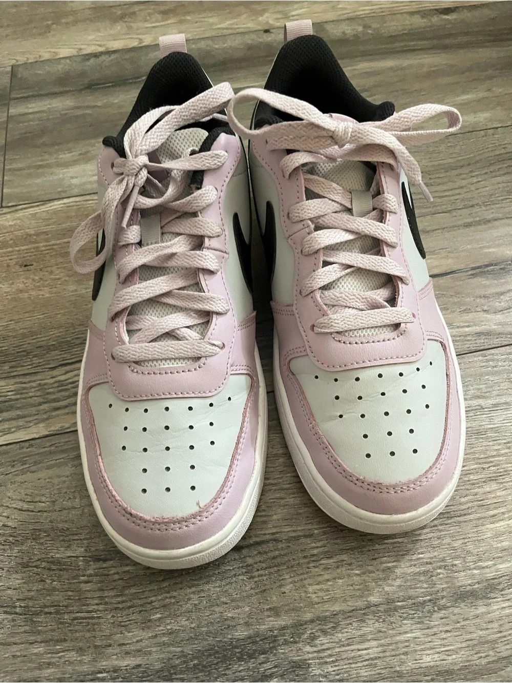 Nike youth Low-Top Sneakers in Light Pink, White & Black